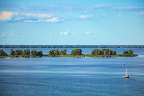Güzel bir yaz gününde, kırmızı bir yat nehir boyunca seyahat eder. Dnipro, Ukrayna.