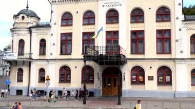 Kiev, Ukrayna, Temmuz 2021: Ukrayna 'nın Kiev kentindeki eski tarihi filarmoni topluluğu binası. Avrupa meydanı. Panoramik çekim.