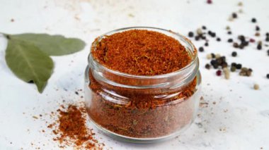 Şef çay kaşığı baharatlı kırmızı biber ya da cam baharat kavanozundan kırmızı biber alıyor..
