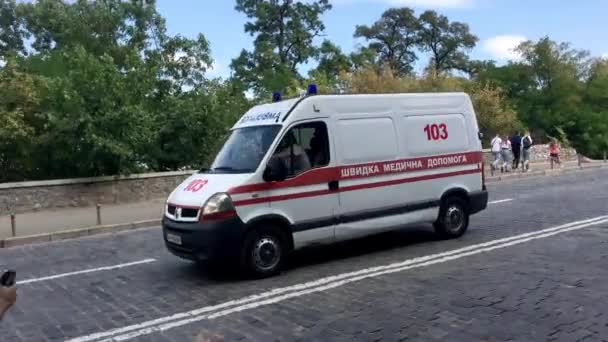 Kiev, Ucrania, julio de 2021: - La ambulancia se acelera a lo largo de las carreteras de la ciudad de Ucrania en caso de emergencia. Plan medio. — Vídeo de stock