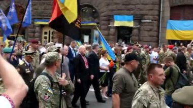 Kiev, Ukrayna, Ağustos 2019: Kiev, Ukrayna 'da Kreshchatyk' te yetkililere karşı düzenlenen protesto mitinginde kalabalık vatansever ve sivil örgüt kardeşleri ve gönüllüler.