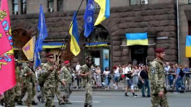 Kiev, Ukrayna, Ağustos 2019: Kiev, Ukrayna 'da Kreshchatyk' te yetkililere karşı düzenlenen protesto mitinginde kalabalık vatansever ve sivil örgüt kardeşleri ve gönüllüler.