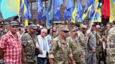 Kiev, Ukrayna, Ağustos 2019: Kiev, Ukrayna 'da Kreshchatyk' te yetkililere karşı düzenlenen protesto mitinginde kalabalık vatansever ve sivil örgüt kardeşleri ve gönüllüler.