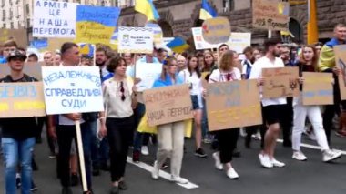 Kiev, Ukrayna, Ağustos 2021 - Vatanseverler ve gönüllüler, bağımsızlık gününde Khreshchatyk, Kiev, Ukrayna 'da yetkililere karşı düzenlenen protesto mitinginde cumhurbaşkanı ve hükümete talepte bulunmak için posterler taşıyorlar..