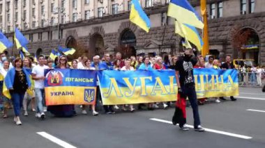 Kiev, Ukrayna, Ağustos 2021 - Ukrayna 'nın başkenti Kiev' de düzenlenen protesto mitinginde Luhansk 'tan gelen vatanseverler ve gönüllüler.