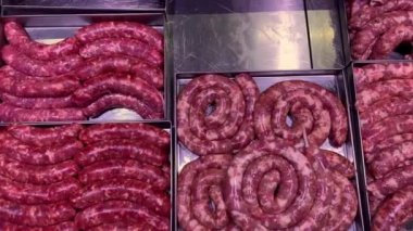 Süpermarkette bir sürü farklı çiğ sosis satılıyor..