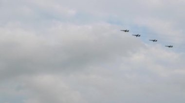 Dört askeri uçak şehrin üzerinde gökyüzünde uçuyor. Hava Kuvvetleri geçit töreni.