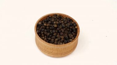 Şef, ahşap baharat kavanozundan karabiber ve bitkiler alıyor. Yakın plan..