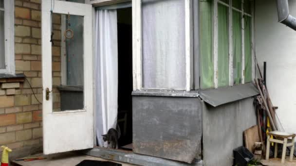 Вхід до типового будинку бідної сім'ї у Східній Європі або пост-радянському просторі. — стокове відео