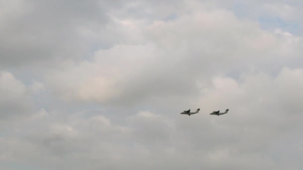 Dos de aviones militares en formación volando alto en el cielo sobre la ciudad, desfile de la fuerza aérea. — Vídeo de stock