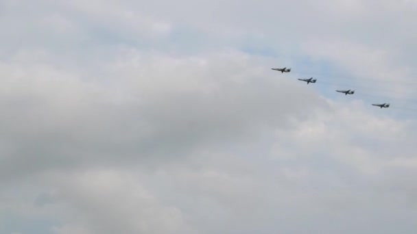 Cuatro de aviones militares en formación volando alto en el cielo sobre la ciudad. Desfile de la fuerza aérea. — Vídeo de stock