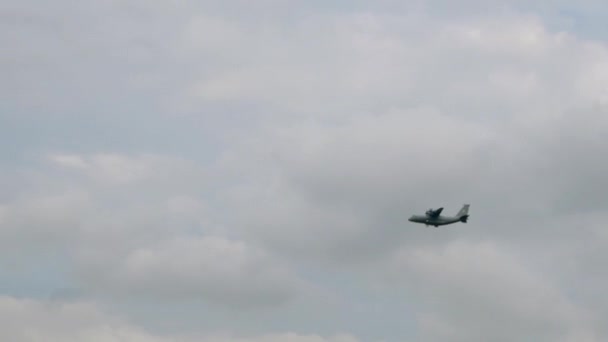 Aviones militares volando alto en el cielo sobre la ciudad. — Vídeo de stock