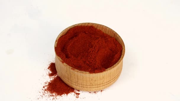Chef neemt specerijen droge rode peper uit houten kruik. Close-up. — Stockvideo