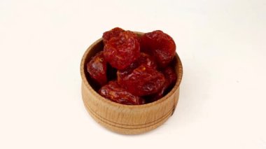Aşçı ahşap baharat kavanozundan kurutulmuş ya da kurutulmuş domates alıyor..