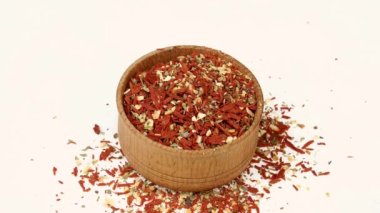 Şef kurutulmuş domates, acı biber ve diğer baharatları ahşap baharat kavanozundan alıyor. Yakın plan..