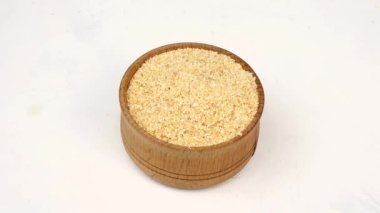 Şef, ahşap baharat kavanozundan kurutulmuş sarımsak baharatı alıyor. Yakın plan..