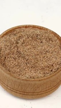 Ahşap baharat kavanozundan doğranmış hindistan cevizi tozu alan şef. Yakın plan..