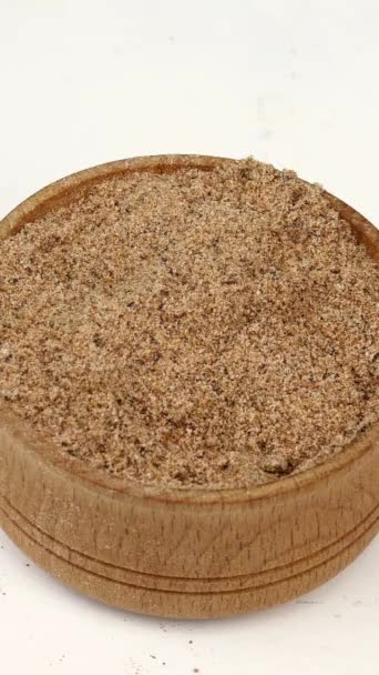 Σεφ λαμβάνοντας τεμαχισμένα ξηρά μπαχαρικά σκόνη μοσχοκάρυδου από ξύλινο βάζο μπαχαρικών. Κοντινό πλάνο. — Αρχείο Βίντεο