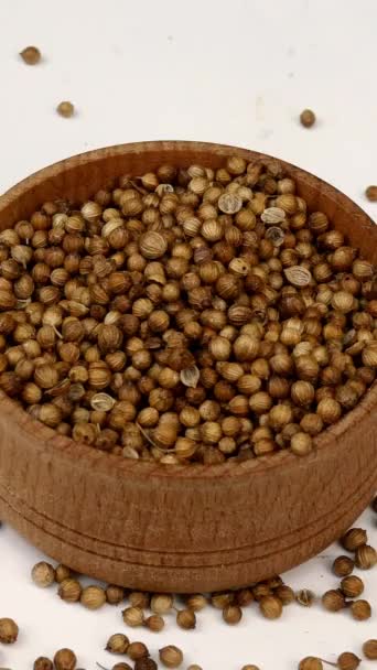 Chef prenant des graines de coriandre sèches ou des épices de persil chinois dans un pot d'épices en bois. Gros plan. — Video
