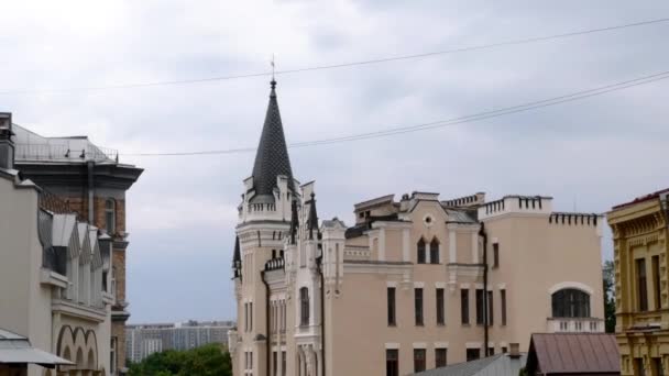 Kijev, Ukrajna, július 2021: - Castle of Richard Lionheart legtöbb középkori misztikus épületek Kijevben Andrijivszkij származású Kijevben. Angol neogótikus stílusban épült XIX. Közelkép. — Stock videók