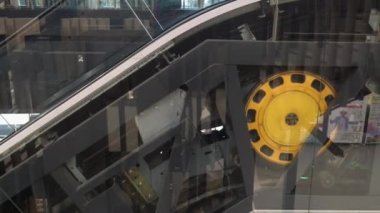 Kiev, Ukrayna, Mayıs 2021: Alışveriş merkezinde yürüyen merdivenlerin taşınması. Merdivenler yukarı çıkıyor. Yürüyen merdiven kaldırma mekanizması. Yakın plan..