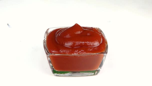 Tomatenketchup schep op met lepel, uit glazen kom, om op te eten. Bereiding snel smakelijk kruidig voedsel. — Stockvideo