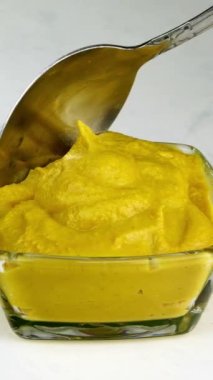 Baharatlı hardal kaşık ile kepçe cam kase, yemek için. Hazırlık Fast Lezzetli baharatlı yemekler.