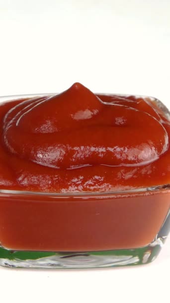 トマトケチャップは ガラスボウルから 食べるためにスプーンですくい取る おいしいスパイシーな食べ物を準備します — ストック動画