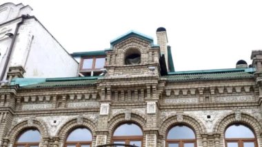 Kyiv 'de Andriyivskiy Descent' te eski moda balkonlu ve üstü açık bir bina. Yakın plan. Açık havada..