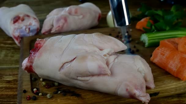 Chef matlagning rå fläsk ben för beredning välsmakande buljong med grönsaker med hjälp av manuell kulinariska blåslampa eld. Bränn mat med hjälp av gasbrännare. — Stockvideo