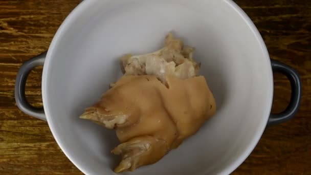 Patas de cerdo hervidas, vertiendo con caldo en tazón de cerámica para comer o preparar aspic. — Vídeos de Stock