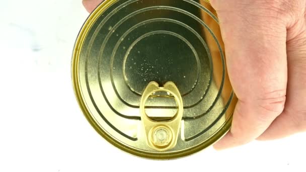 Ruka otevírá kovovou plechovku konzervovaných sardinek nebo makrelu v rajčatové omáčce. Zvedněte kovový kryt. Zdravá konzervovaná strava. Horní pohled. — Stock video