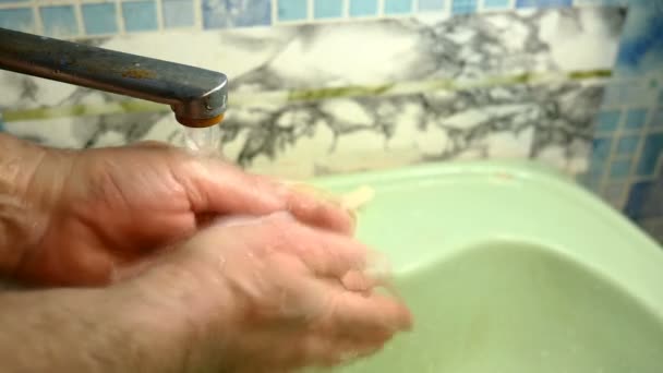 Πλένει τα χέρια με σαπούνι και ζεστό νερό κάτω από βρύση στο παλιό μπάνιο για coronavirus πανδημία πρόληψη και φροντίδα του σώματος. — Αρχείο Βίντεο