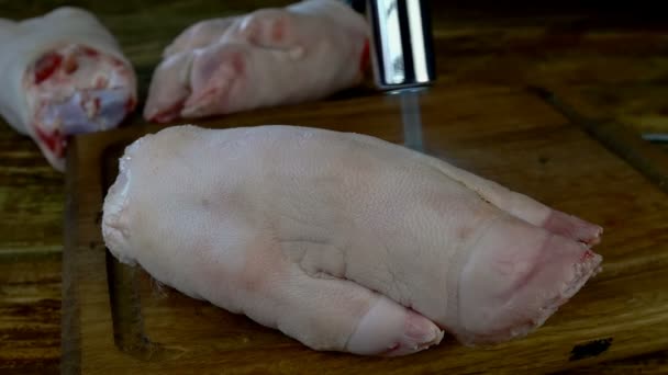Aşçı çiğ domuz budu pişiriyor. Elle yapılan yemeklerle tahtayı kesmeye hazırlanıyor.. — Stok video