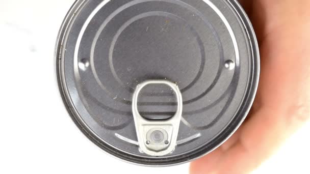 Mão abre lata metálica pode feijão natural molho branco. Levanta a tampa de metal. — Vídeo de Stock
