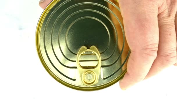 Mano abre lata metálica de sardinas enlatadas o caballa en aceite vegetal. — Vídeo de stock