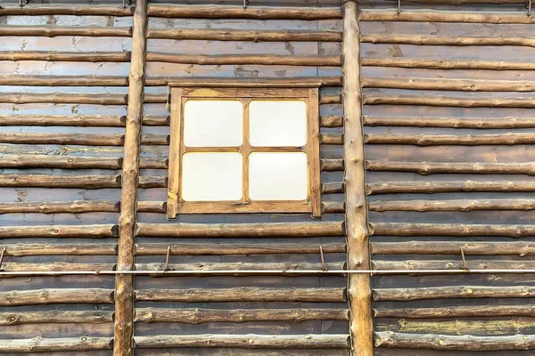 Enkelt Lantligt Hus Trä Och Stockar Med Stängt Fönster Tomma — Stockfoto