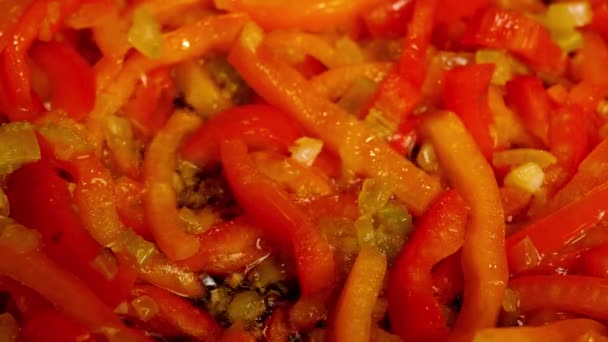 Pimiento rojo picado friendo en sartén caliente con cebolla en rodajas en la cocina doméstica. — Vídeos de Stock