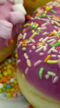 Kremalı ve serpiştirilmiş çeşitli lezzetli çörekler beyaz tabakta dönüyor..