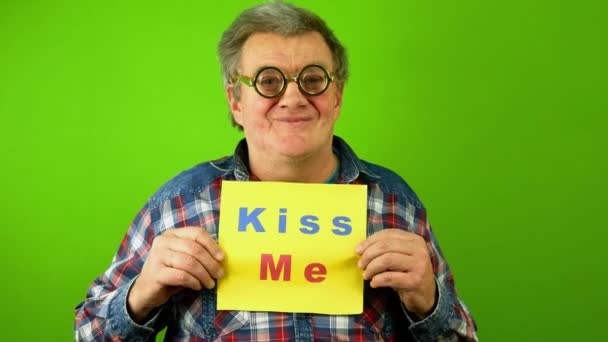 Caucasien mature adulte homme sourire et pointer doigt à plaque lettrage baiser moi. — Video
