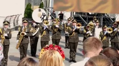 Kiev, Ukrayna, Temmuz 2021 'de şehir meydanında konser veren askeri bando. Kasaba halkı konser seyrediyor. Orta boy..
