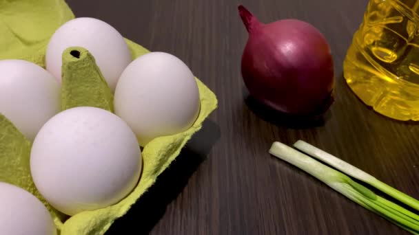 Chef-kok handen nemen witte kip ei uit karton eieren lade voor de voorbereiding ontbijt. — Stockvideo