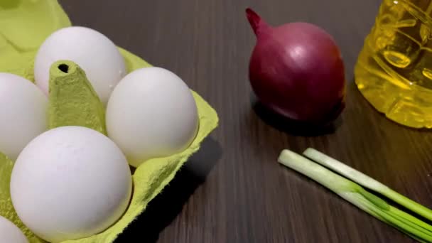 Chef manos tomar huevo de gallina blanca de cartón huevos bandeja para el desayuno preparación. — Vídeo de stock
