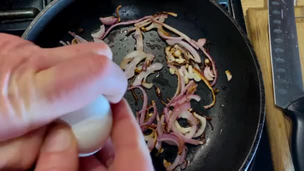 Lezzetli omlet, yumurta sarısı, kızarmış soğan ve ev mutfağında kızartma tavası.. — Stok video