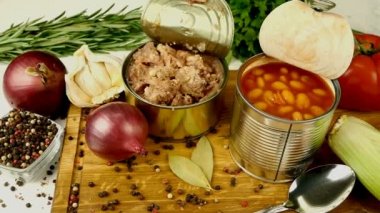 Konserve fasulye ve farklı sebze ve baharatlarla pişirilmiş et..