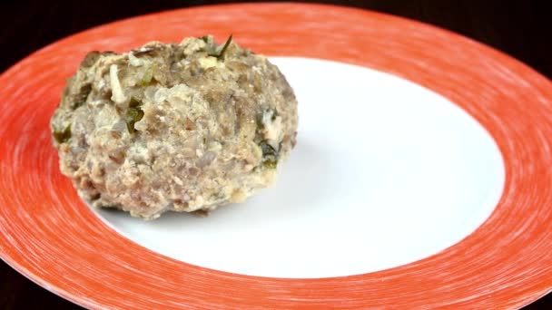 Minced meatballs put on plate and pour over creamy sauce. — Stok Video
