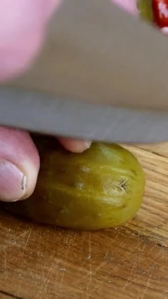 Salatalık turşusu ahşap mutfak tahtasını keskin bir bıçakla kesiyor.. — Stok video