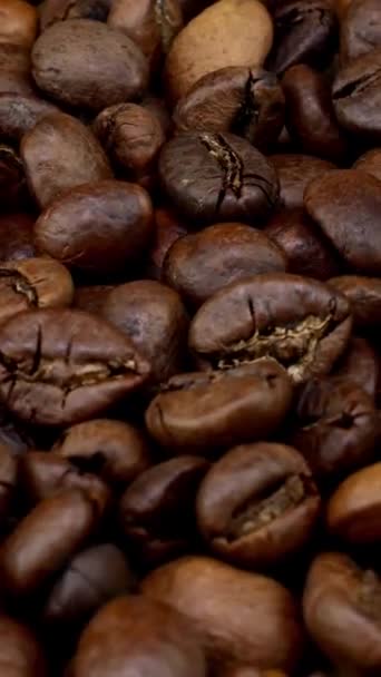 Granos de café oscuro tostados fragantes granos de café tostados medianos rotación circular y humo creciente. — Vídeos de Stock