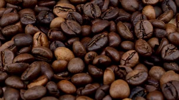 Αρωματικά καβουρντισμένα σκούρα φασόλια καφέ μέτρια φρυγμένα κόκκους καφέ κυκλική περιστροφή. — Αρχείο Βίντεο