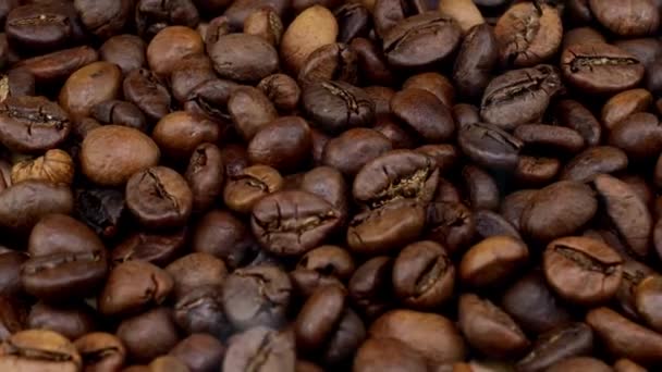 Αρωματικοί καβουρδισμένοι σκουρόχρωμοι κόκκοι καφέ μέτρια καβουρδισμένοι κόκκοι καφέ κυκλική περιστροφή και αύξηση καπνού. — Αρχείο Βίντεο